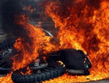 Μπαράζ εμπρησμών σε αυτοκίνητα και μηχανές τα ξημερώματα στην Καλλιθέα